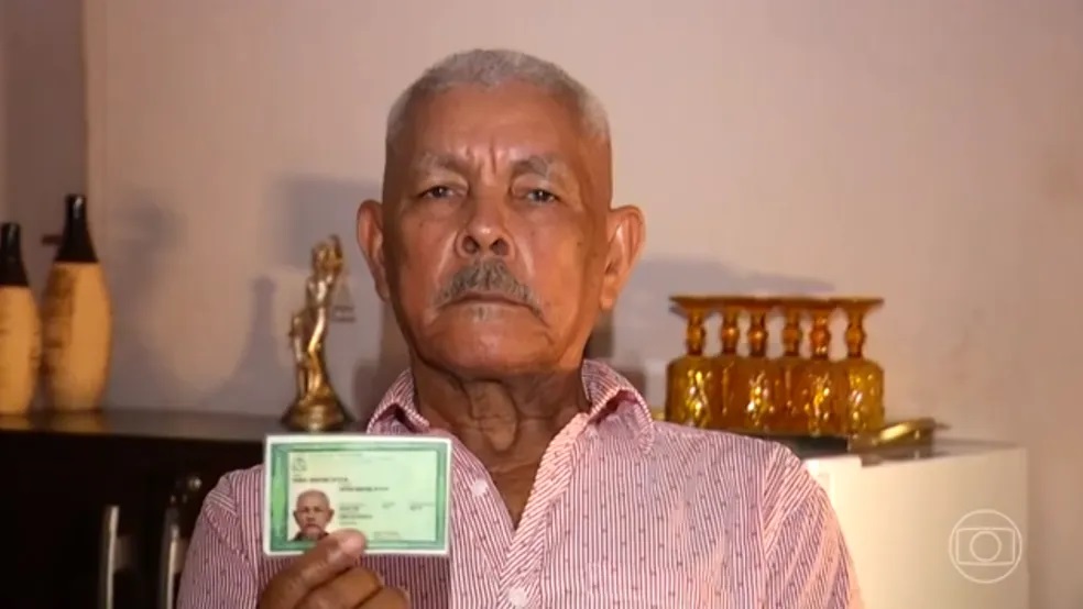 Manoel Marciano da Silva está com a nova certidão de nascimento em mãos — Foto: TV Anhanguera/Reprodução
