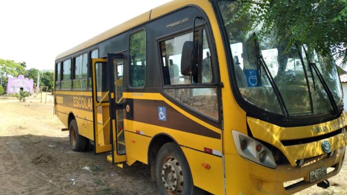 Ônibus escolar quebra e deixa vários alunos da zona rural sem transporte