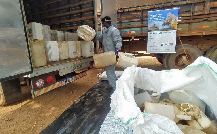 Adapec recolhe embalagens de agrotóxicos vazias em Taquarussú Grande