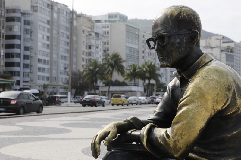 Após furto, estátua de Carlos Drummond tem óculos recolocados