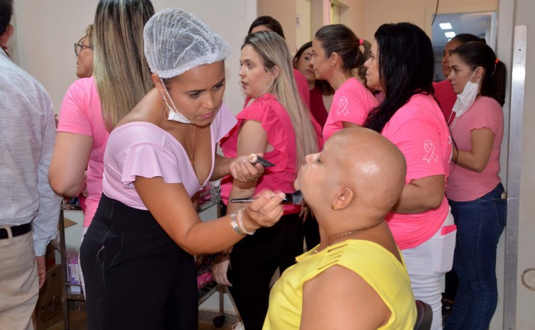 Paciente Elizangela Gonçalves Vieira, aproveitou para fazer uma maquiagem com as voluntárias - Foto: Ellayne Czuryto/Governo do Tocantins