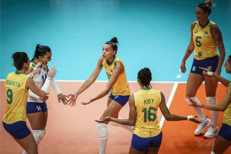 Brasil bate Itália e fica a um jogo do inédito título mundial de vôlei
