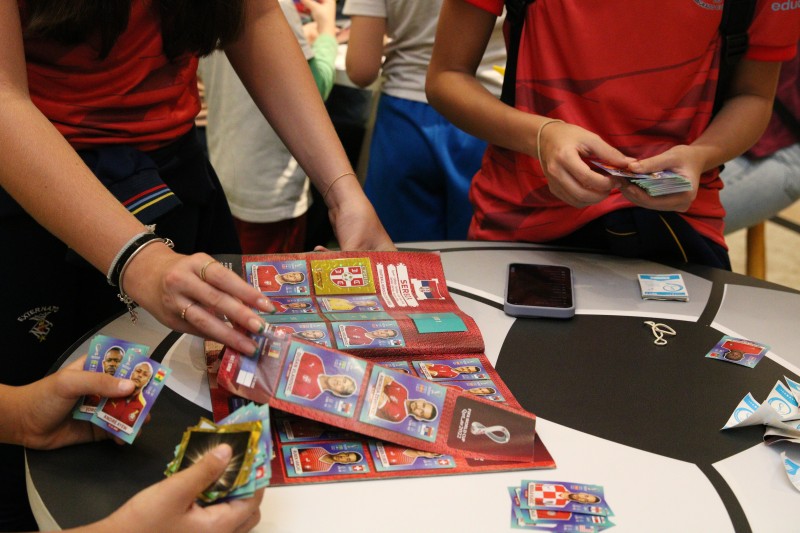 Troca de figurinhas da Copa diverte colecionadores e fãs do esporte